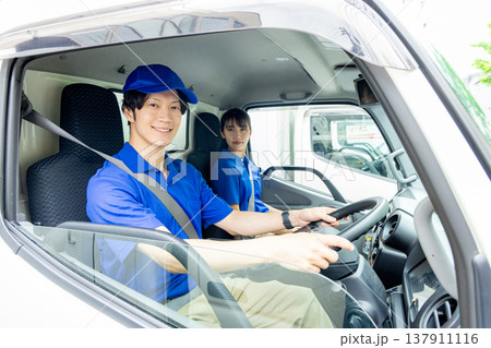 車に乗った配送スタッフ 137911116