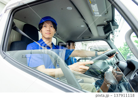 車に乗った配送スタッフ 137911118
