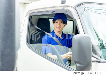 車に乗った配送スタッフ 車に乗った配送スタッフ 137911119