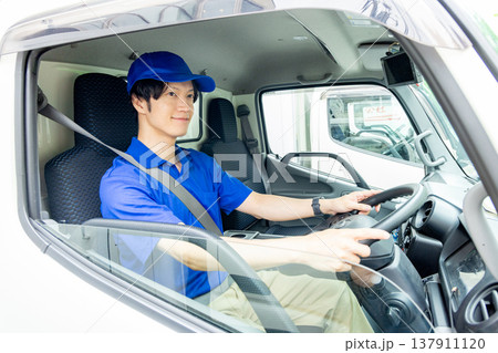 車に乗った配送スタッフ 137911120
