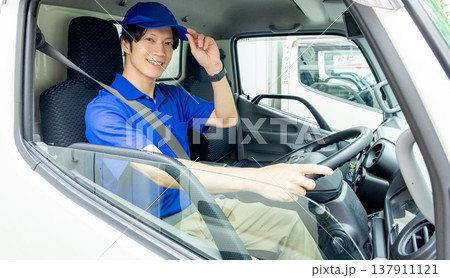 車に乗った配送スタッフ 137911121