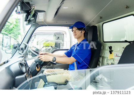 車に乗った配送スタッフ 137911123
