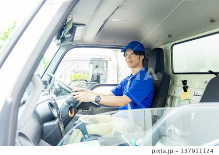 車に乗った配送スタッフ 137911124