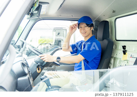 車に乗った配送スタッフ 車に乗った配送スタッフ 137911125