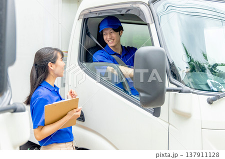 車に乗る若い男女 車に乗る若い男女 137911128