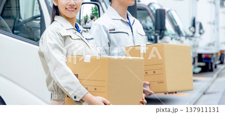 トラックの前でダンボールを持つ作業員 トラックの前でダンボールを持つ作業員 137911131