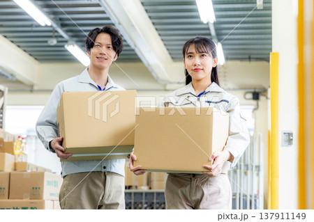 倉庫で働く若い作業員 137911149