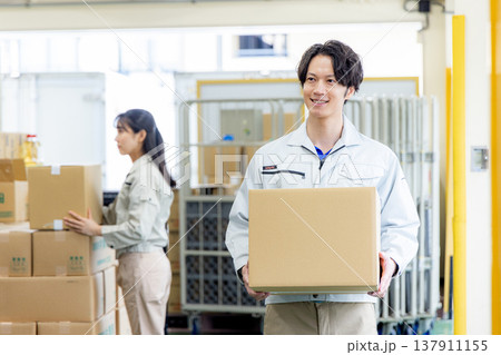 倉庫で働く若い作業員 137911155