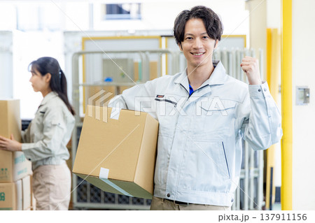 倉庫で働く若い作業員 倉庫で働く若い作業員 137911156