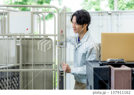 荷物を届ける宅配便の男性 137911162