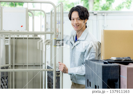 荷物を届ける宅配便の男性 137911163