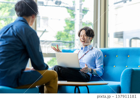 ミーティングする男性 137911181