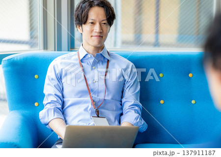 ミーティングする男性 ミーティングする男性 137911187