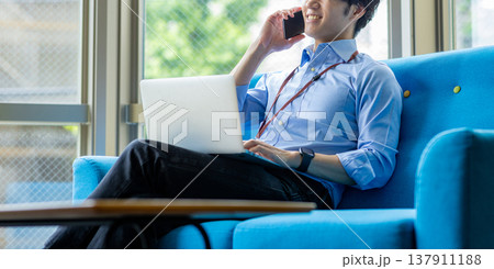 ノートパソコンを使う男性 137911188