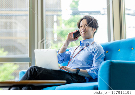 ノートパソコンを使う男性 ノートパソコンを使う男性 137911195