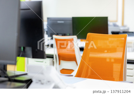 パソコンがあるオフィス パソコンがあるオフィス 137911204