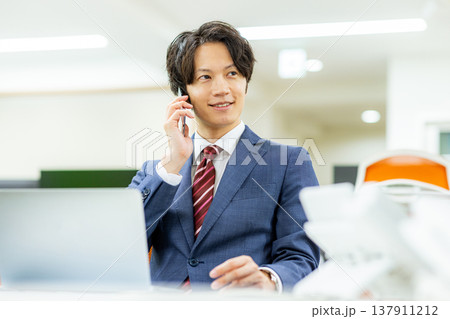 スマホで通話する男性 スマホで通話する男性 137911212