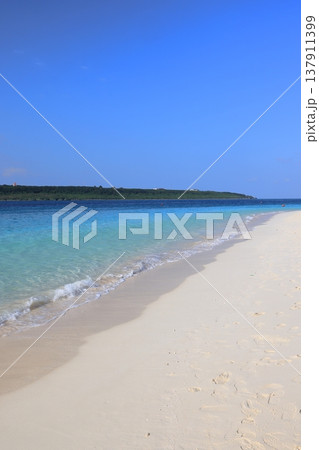 与那覇前浜ビーチの白い砂浜と青い海と空 与那覇前浜ビーチの白い砂浜と青い海と空 137911399