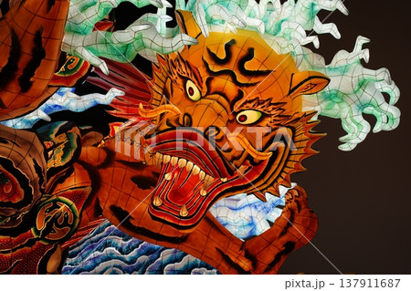 龍の銅像を見上げる龍 137911687