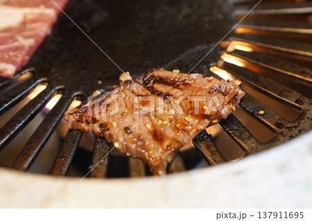 バーベキューグリルで焼いた肉 バーベキューグリルで焼いた肉 137911695