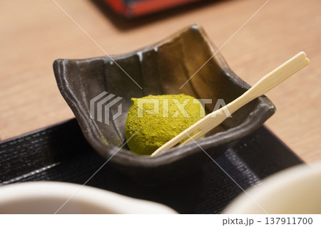 黒い皿にのったよもぎ大福 黒い皿にのったよもぎ大福 137911700