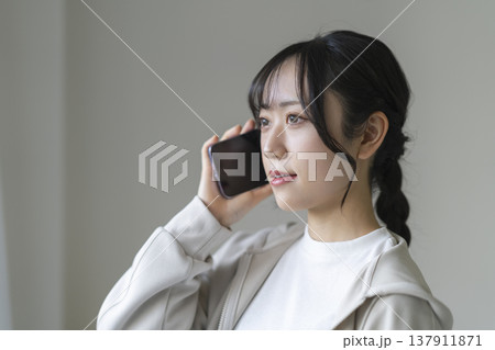スマートフォンで通話する若い女性 スマートフォンで通話する若い女性 137911871