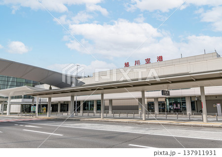 北海道旭川市　人気の観光地　美瑛の最寄りの空港　快晴の旭川空港 137911931