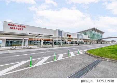 北海道旭川市 人気の観光地 美瑛の最寄りの空港 快晴の旭川空港 北海道旭川市 人気の観光地 美瑛の最寄りの空港 快晴の旭川空港 137911936