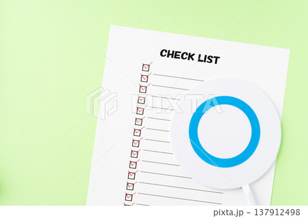 まるのプレートと赤いレ点が入ったチェックリストの紙 137912498