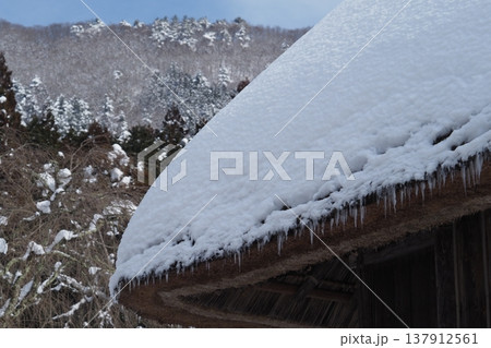 美山の民家の屋根と山と青空 美山の民家の屋根と山と青空 137912561