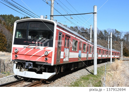 河口湖へ向けて富士急行線をゆく6000系6500番台（6501編成） 137912694