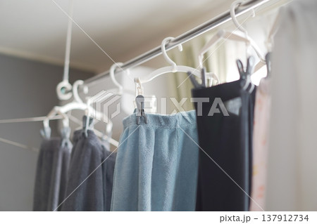 晴天時に室内干ししているイメージ 晴天時に室内干ししているイメージ 137912734
