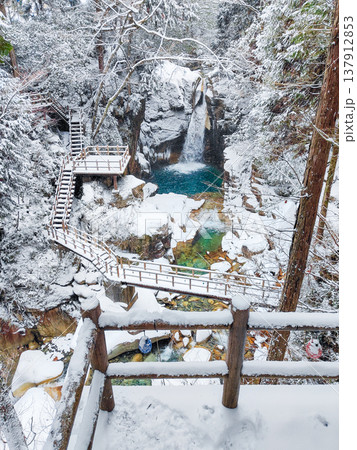 夕森渓谷（冬）：竜神の滝 137912853