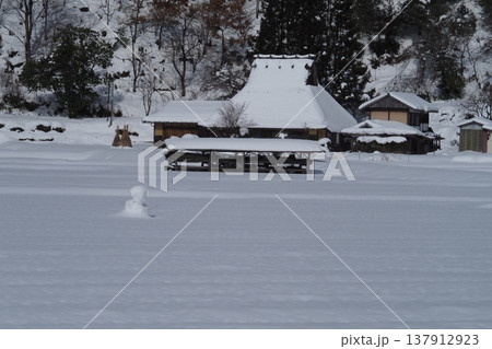 京都美山の雪景色 137912923
