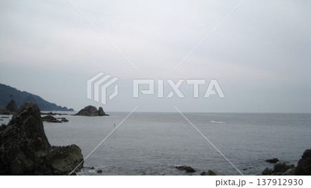 景勝地笹川流れの日本海と海岸に点在している奇岩 景勝地笹川流れの日本海と海岸に点在している奇岩 137912930