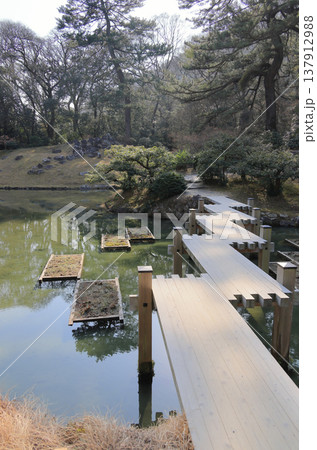 栗林公園の南庭、公園発祥の地とされる「小普陀」と睡竜潭にかかる雁行形の八つ橋「津筏梁」 137912988
