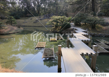 栗林公園の南庭、公園発祥の地とされる「小普陀」と睡竜潭にかかる雁行形の八つ橋「津筏梁」 137912989