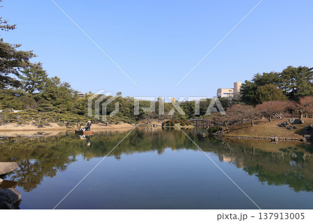 特別名勝「栗林公園」掬月亭の掬月の南湖に張り出した縁側から眺める南湖 137913005