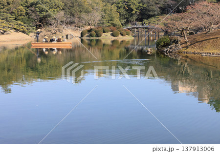 特別名勝「栗林公園」掬月亭の掬月の南湖に張り出した縁側から眺める南湖 137913006