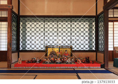 栗林公園、掬月亭の初莚観の床の間の雛飾り 栗林公園、掬月亭の初莚観の床の間の雛飾り 137913033