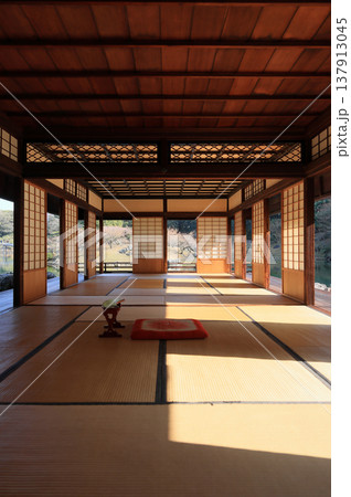 特別名勝「栗林公園」掬月亭の掬月から眺める南湖 137913045