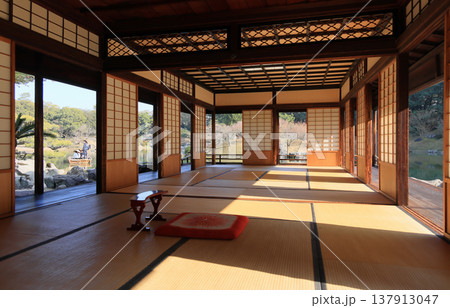 特別名勝「栗林公園」掬月亭の掬月から眺める南湖 137913047