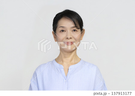 カメラ目線で微笑む50代後半の女性 137913177