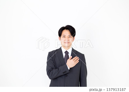 胸に手を当てるスーツを着たミドル男性ビジネスマン 137913187