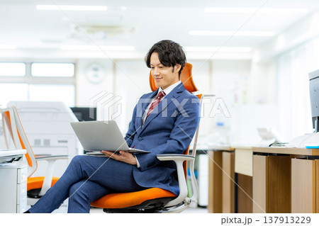 オフィス ビジネスマン オフィス ビジネスマン 137913229