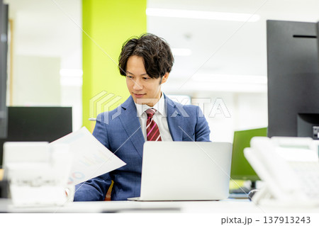 オフィスで働くビジネスマン 137913243