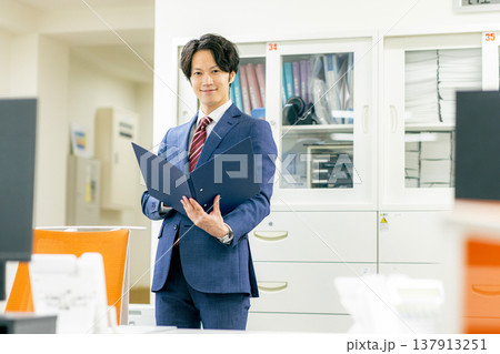 オフィスのビジネスマン オフィスのビジネスマン 137913251