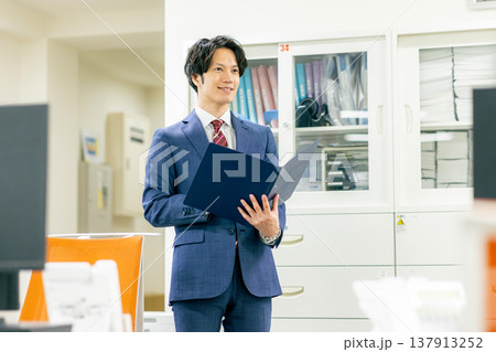 オフィスのビジネスマン 137913252