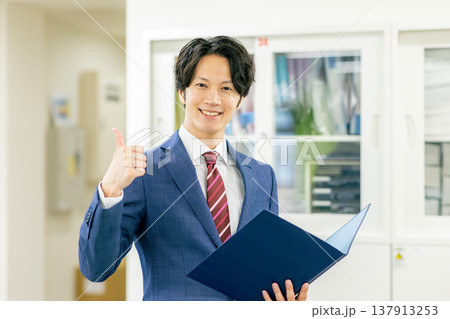オフィスのビジネスマン 137913253