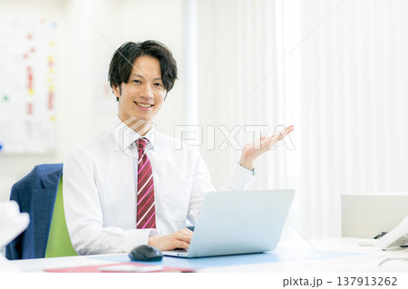 ビジネスマン オフィス ビジネスマン オフィス 137913262